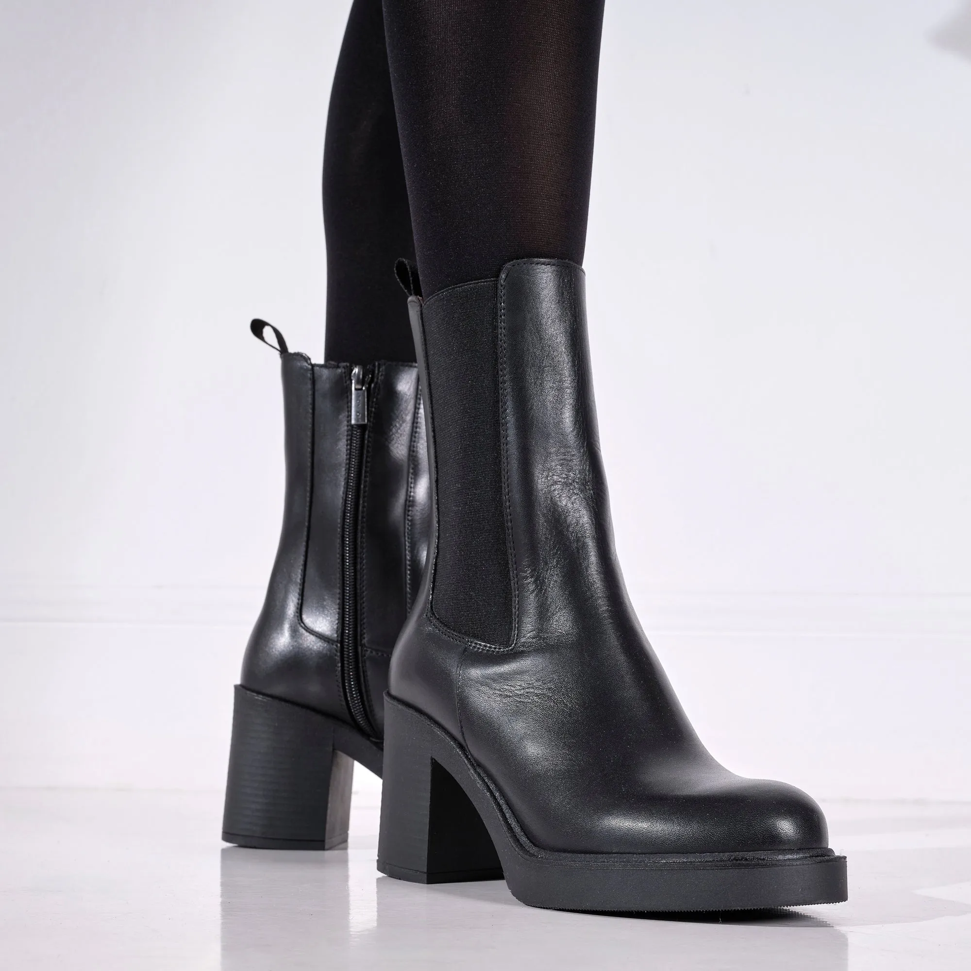 Heeled chelsea boot black