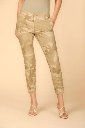 Jaqueline Curvie pantalon chino capri femme en tencel camouflage curvy ①