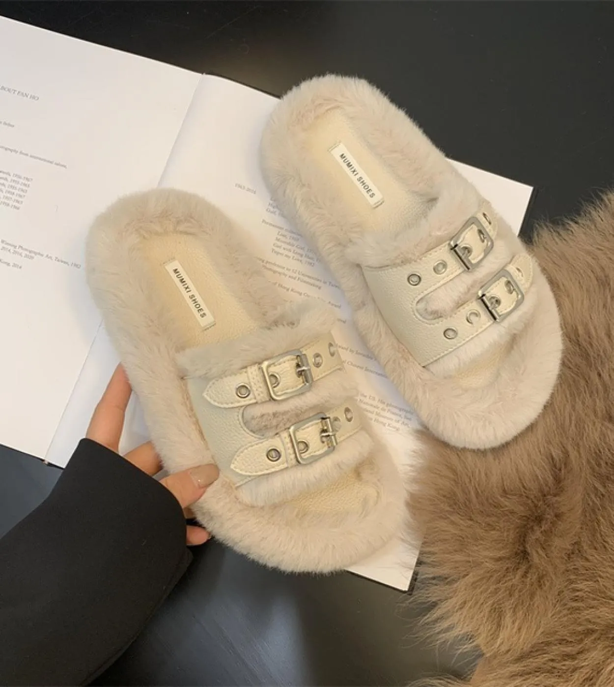 Pantofole in peluche da indossare all'esterno con una parola da donna 2022 autunno nuova fibbia per cintura pantofole casual in