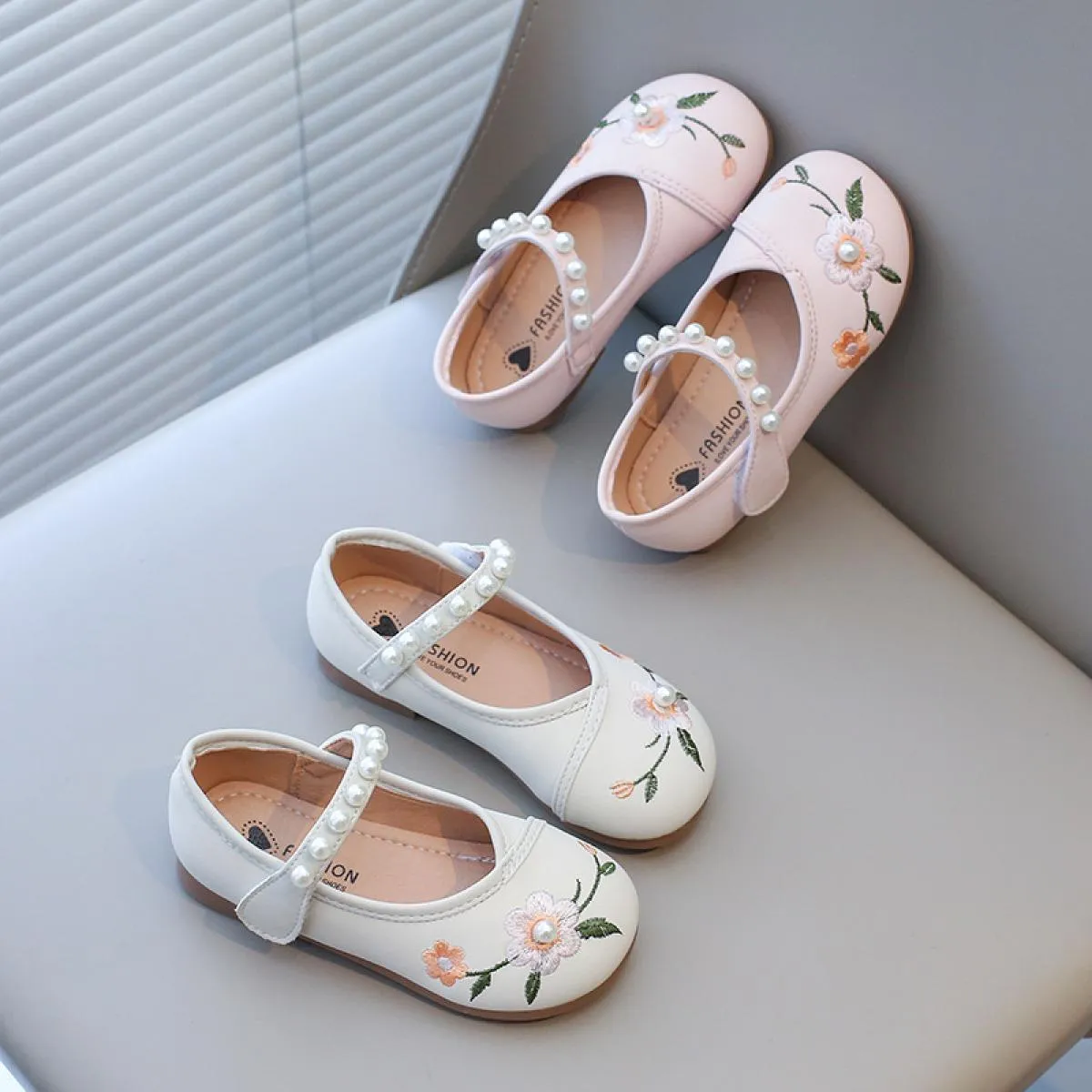 Scarpe da spettacolo per ragazze di fiori ricamate per bambini classici Perle Scarpe Mary Jane per bambini Ragazza Belle scarpe