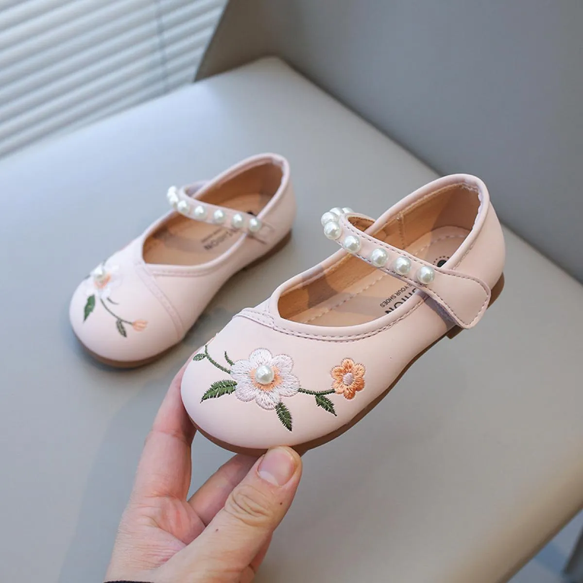 Scarpe da spettacolo per ragazze di fiori ricamate per bambini classici Perle Scarpe Mary Jane per bambini Ragazza Belle scarpe