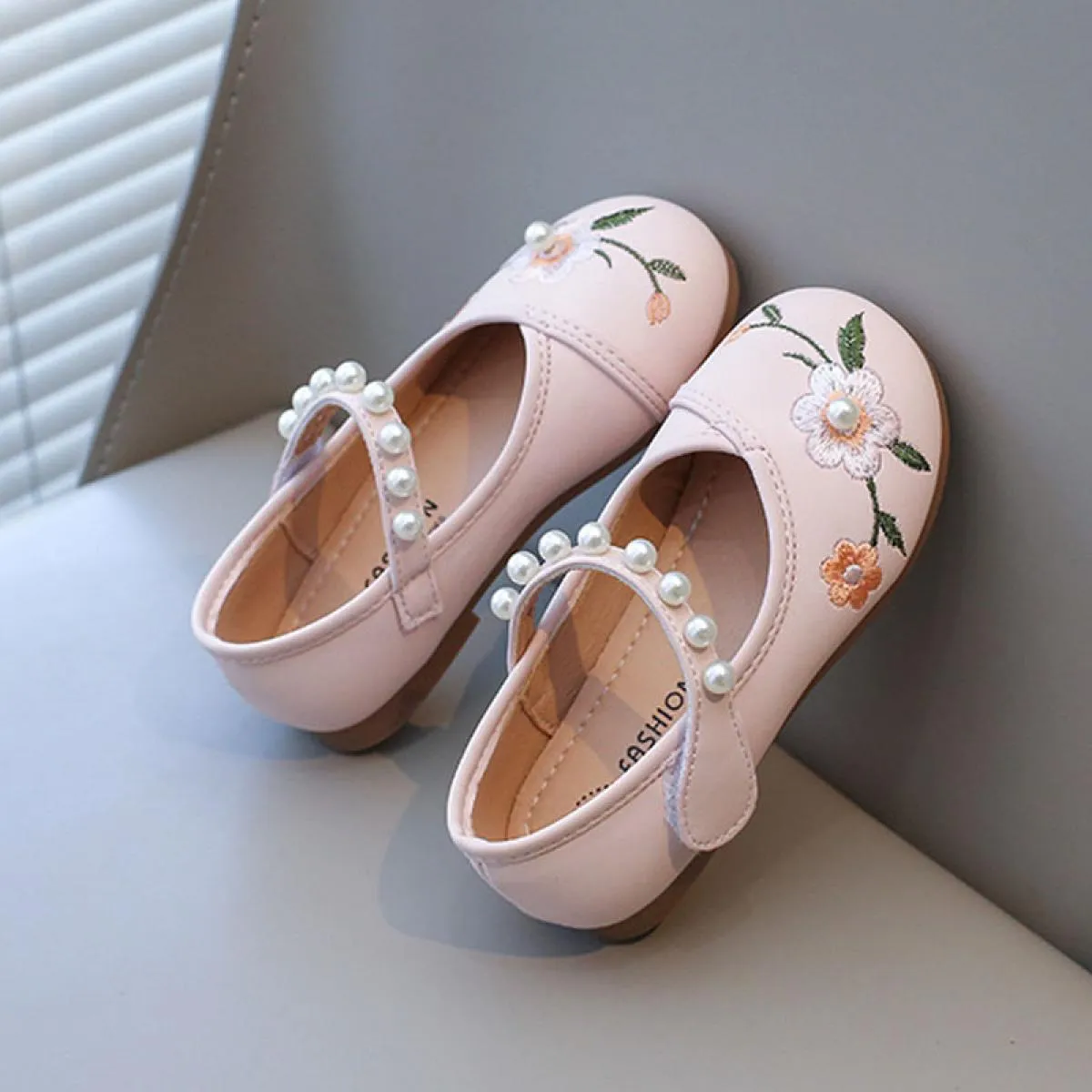 Scarpe da spettacolo per ragazze di fiori ricamate per bambini classici Perle Scarpe Mary Jane per bambini Ragazza Belle scarpe