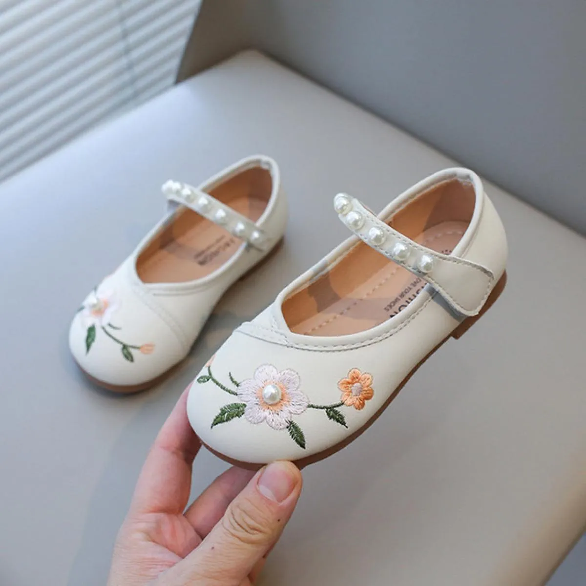 Scarpe da spettacolo per ragazze di fiori ricamate per bambini classici Perle Scarpe Mary Jane per bambini Ragazza Belle scarpe